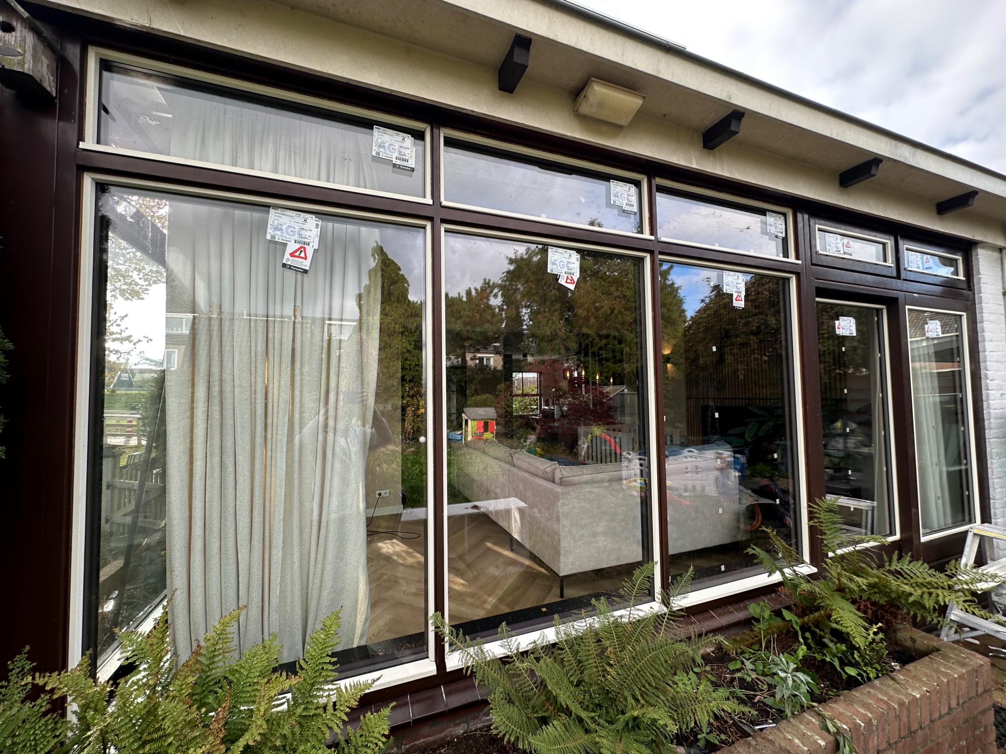 Grote glaspartij geplaatst